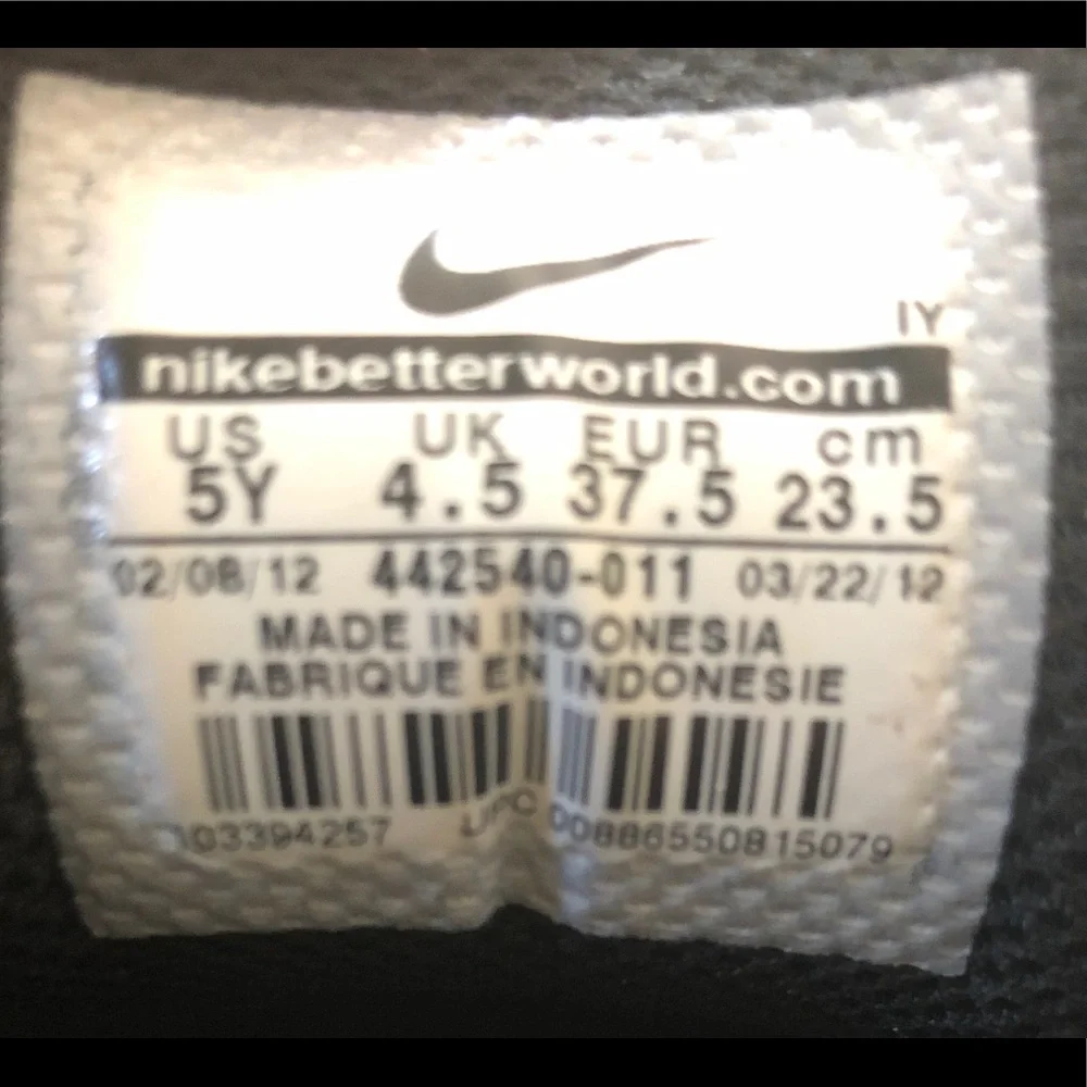 Nike sneakers in gray suede with white leather